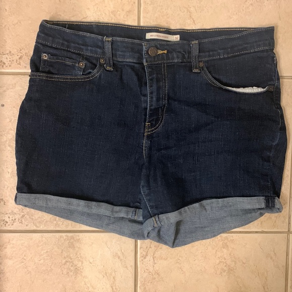 Levi's Women's Mid Length Shorts, size 32. - Picture 3 of 6